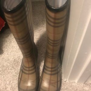 Authentic Burberry rain boots in great condition made in Italy